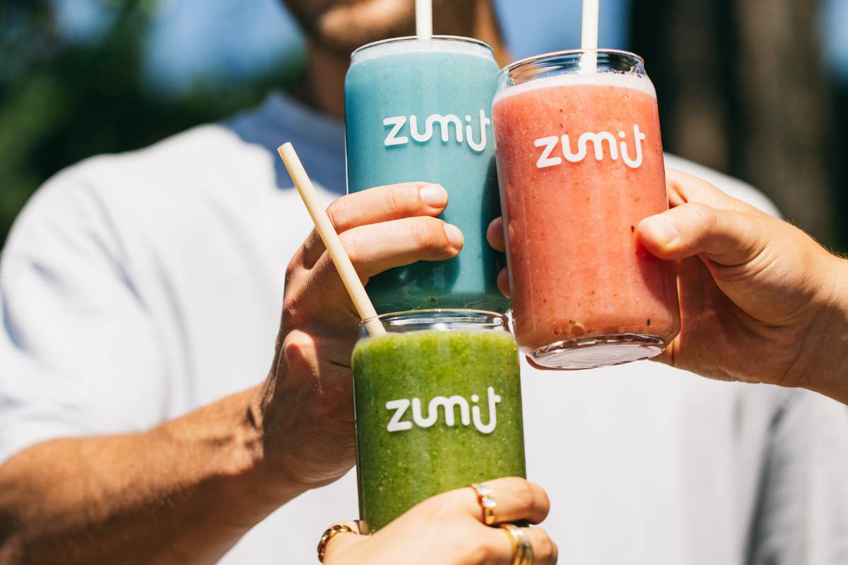 smoothies de Zumit en manos de personas