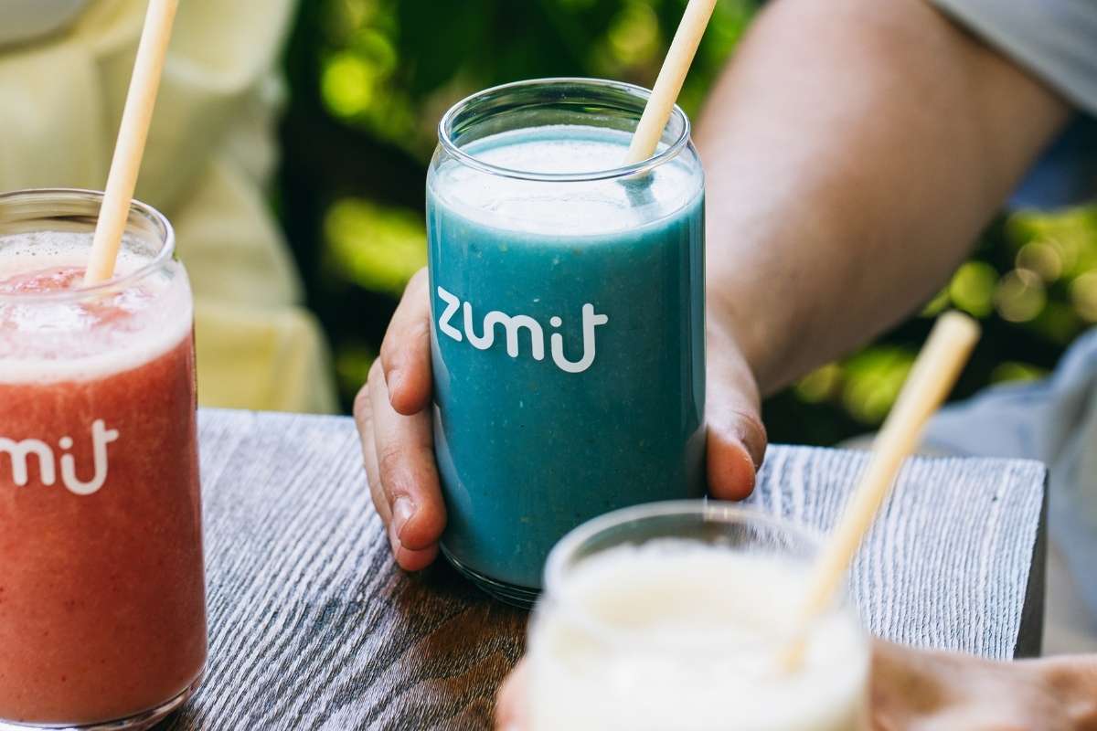 Smoothie Zumit Blue Lightning en manos de una persona