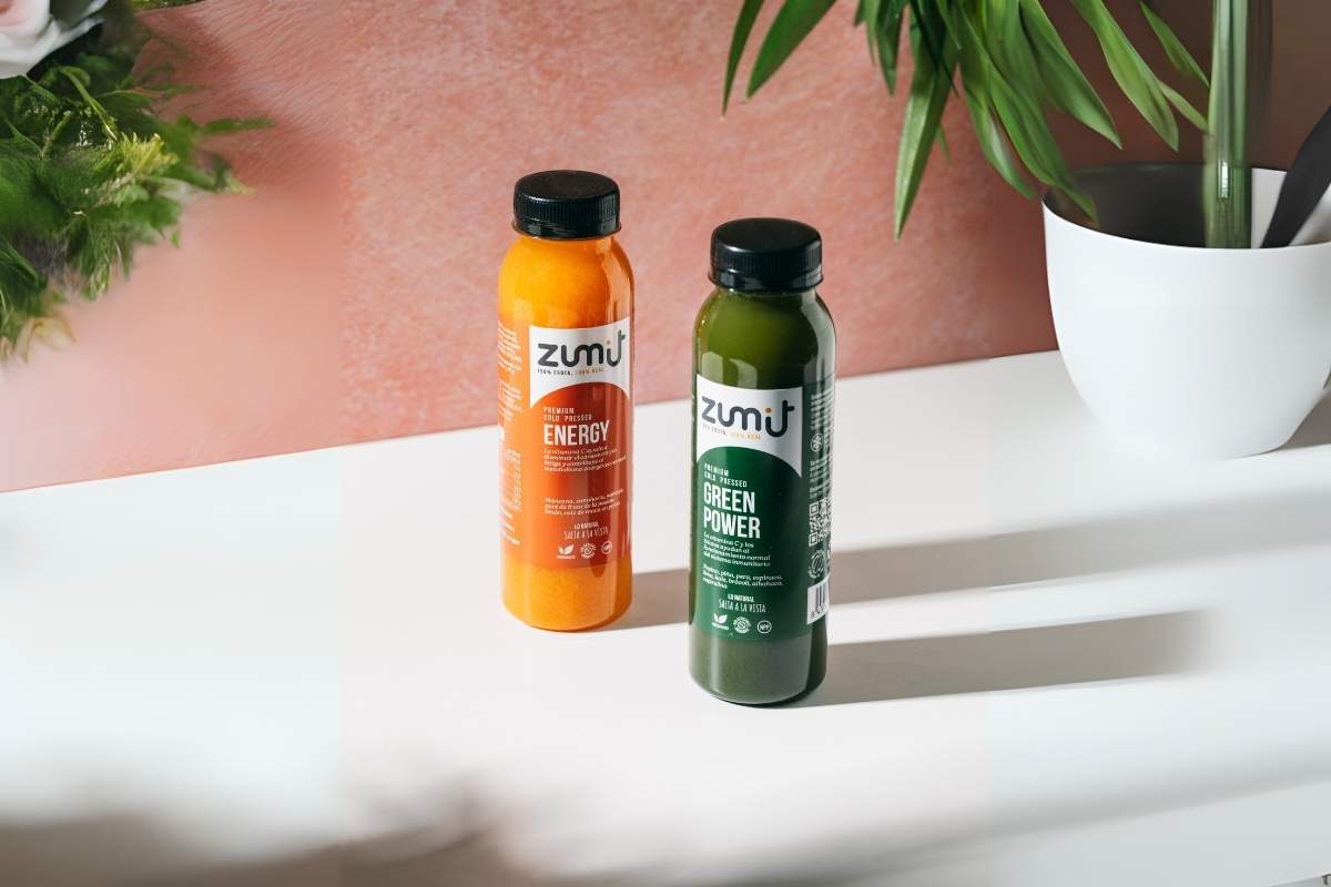 Zumos cold pressed Zumit Green Power y Energy en una mesa blanca